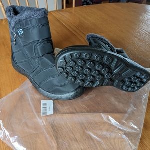 Black winter boots